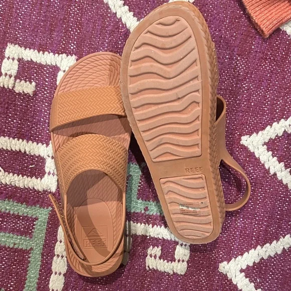 Reef Coral Sandals - Picture 3 of 4